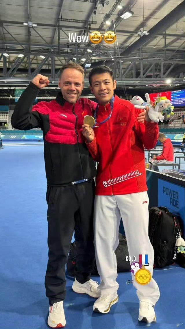 宁忠岩晒与教练合照 “在我人生最迷茫的时候，德威特邀请我加入他的俱乐部。我觉得这