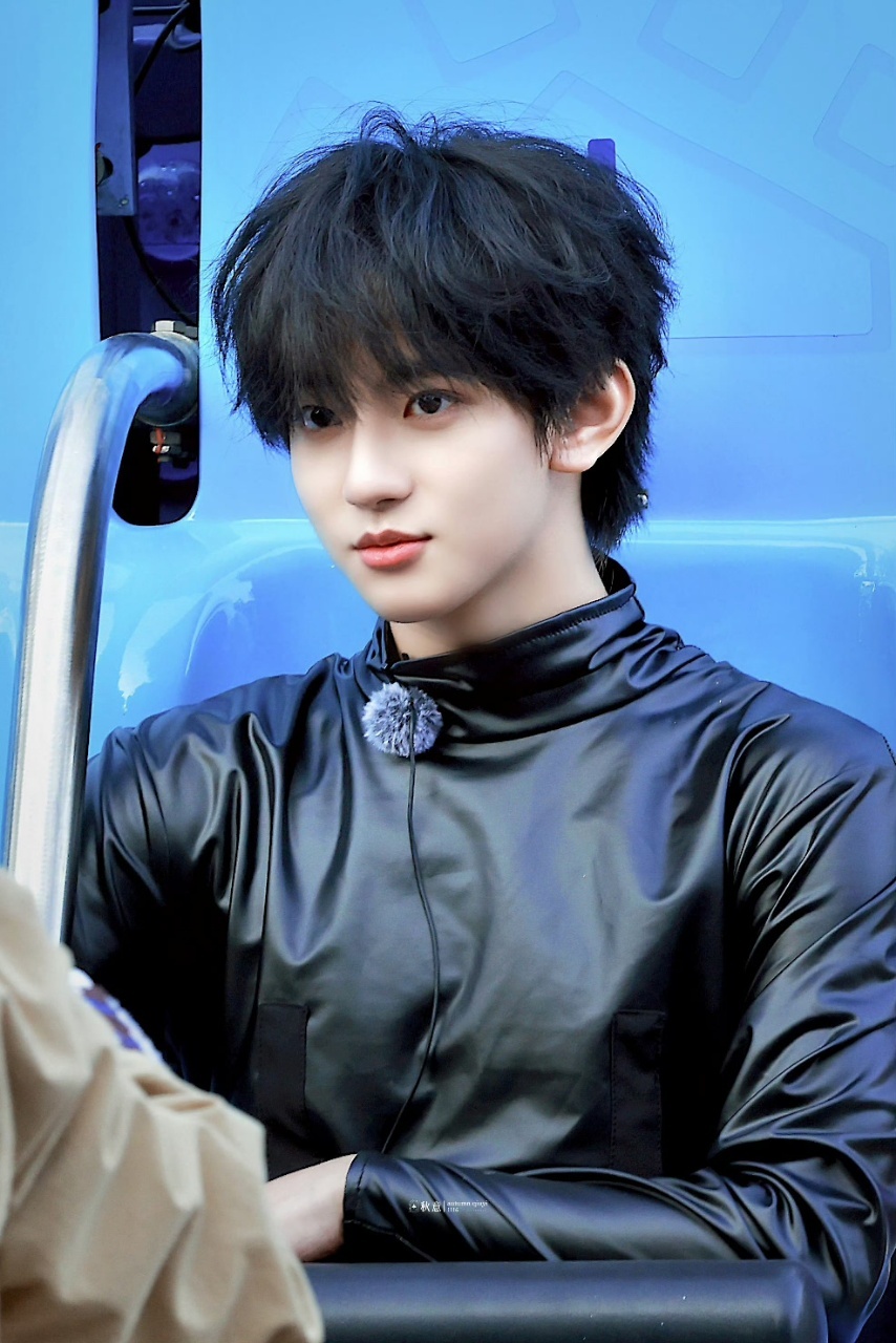 穆祉丞戴蜜蜂耳机穆祉丞新综官宣穆祉丞正式官宣加入新综艺，又有新的综艺内容能看到他