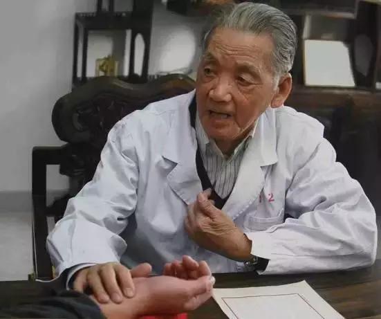最近毛囊炎又犯了，头上长了很多疙瘩，摸着鼓鼓的，摁着还有点疼，之前长的时候，没事