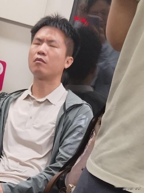 什么人的压力最大呢？就是这种上班族，就这种上有老下有小的上班族！这是一个北京地铁