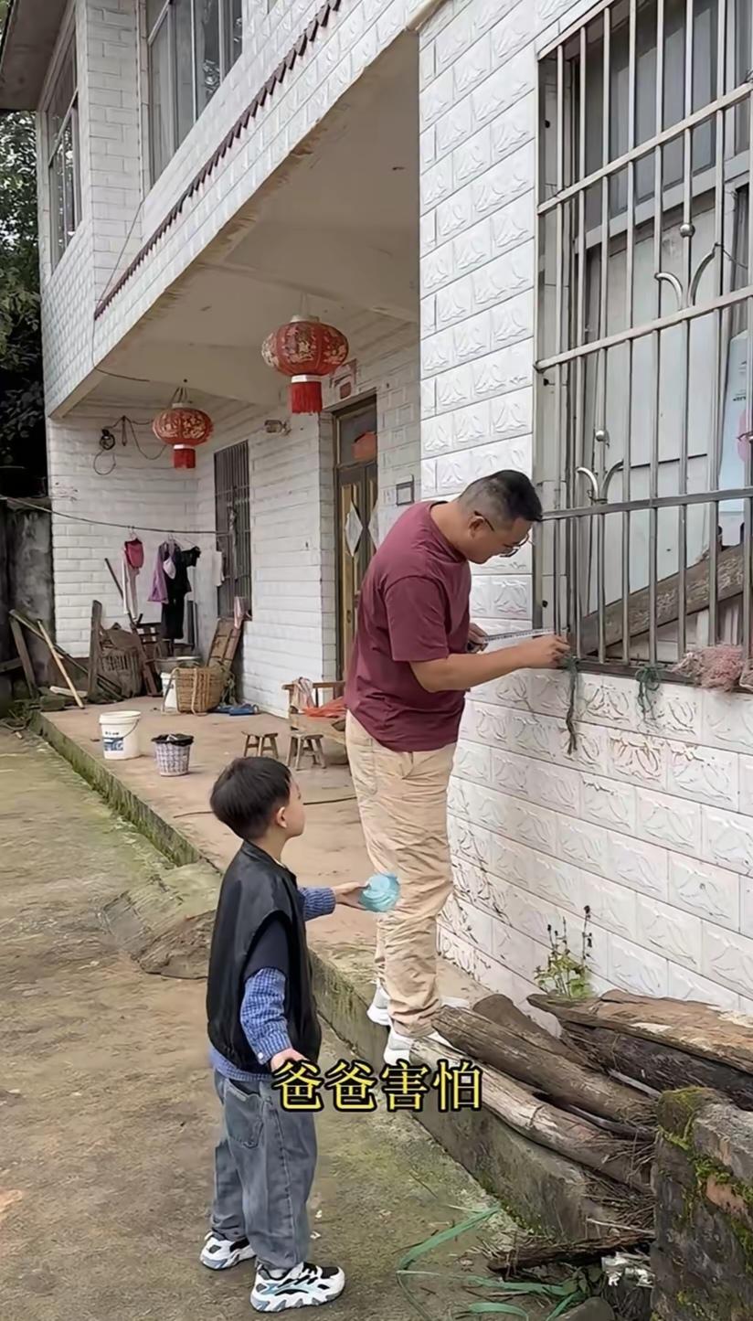 小二娃对小周周说：“你爸是狗熊。我不是英雄，你是英雄。”[呲牙][呲牙]

小二