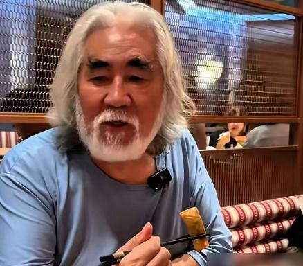 “一股老年味，走路慢”，妻子这话一出，73岁的张纪中果断刮掉蓄了30年的胡子，还