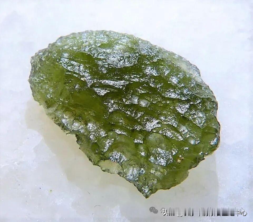 这是一块典型的捷克陨石（莫尔道玻陨石），外观特征非常鲜明：

• 颜色与质感：整