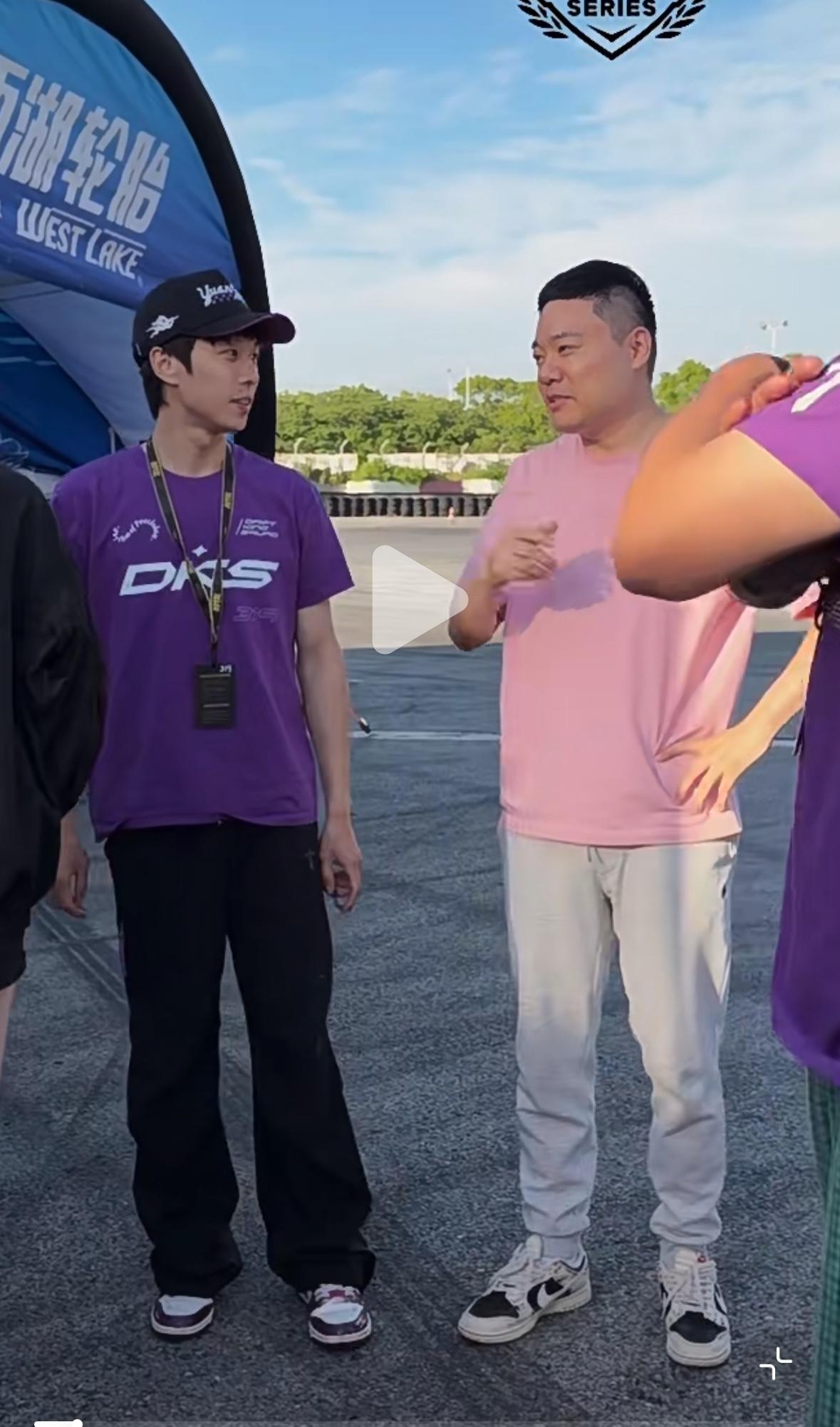 跨界互动—林高远与丁俊晖热聊！
6月6日，林高远赛车漂移首秀，
林高远第一圈开的