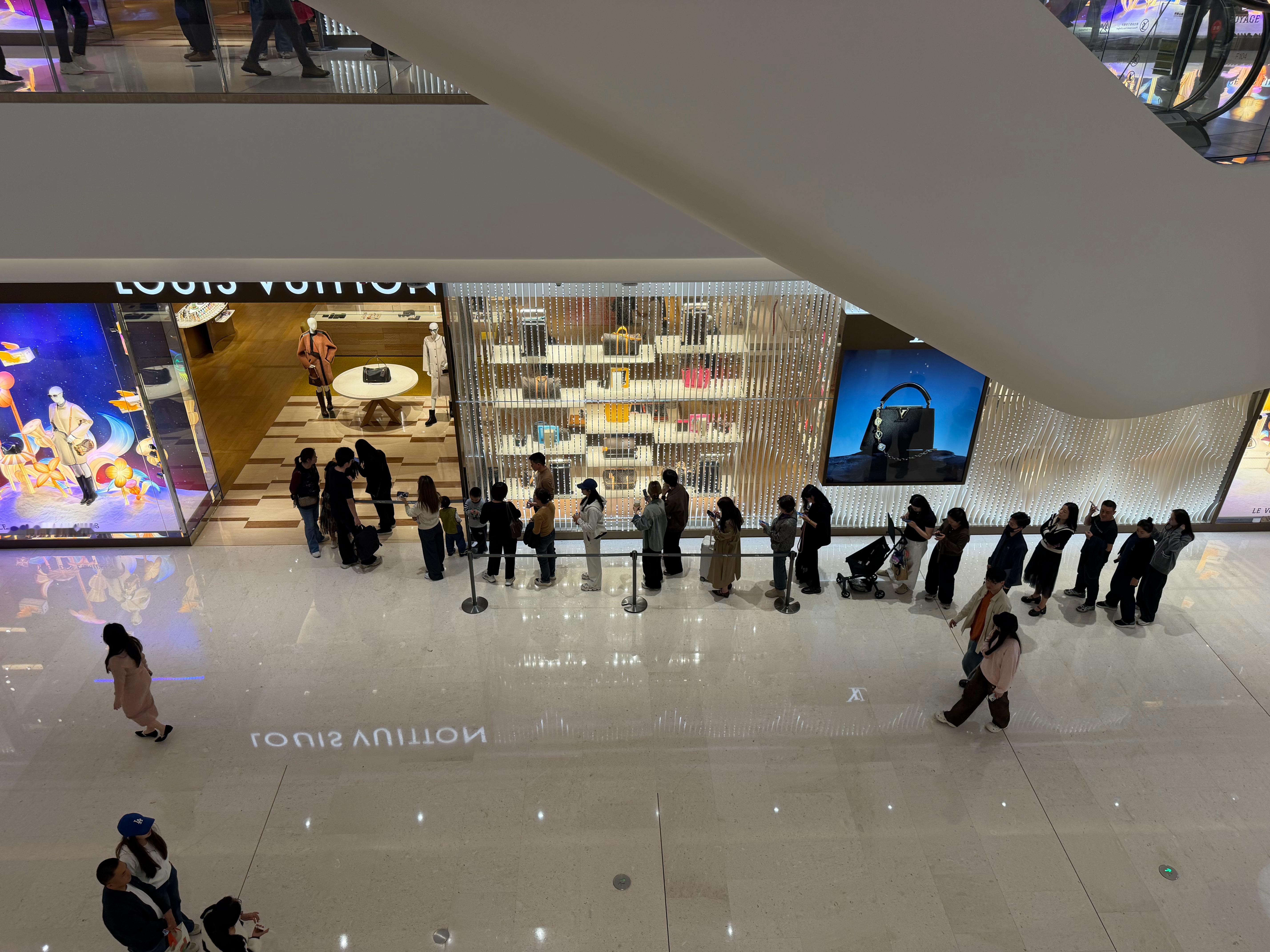 奢侈品还是排长队，原来只是我没钱 