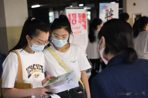 985大学毕业生去某企业面试，考官问：一匹马从中国跑到了美国，它叫什么？毕业生回