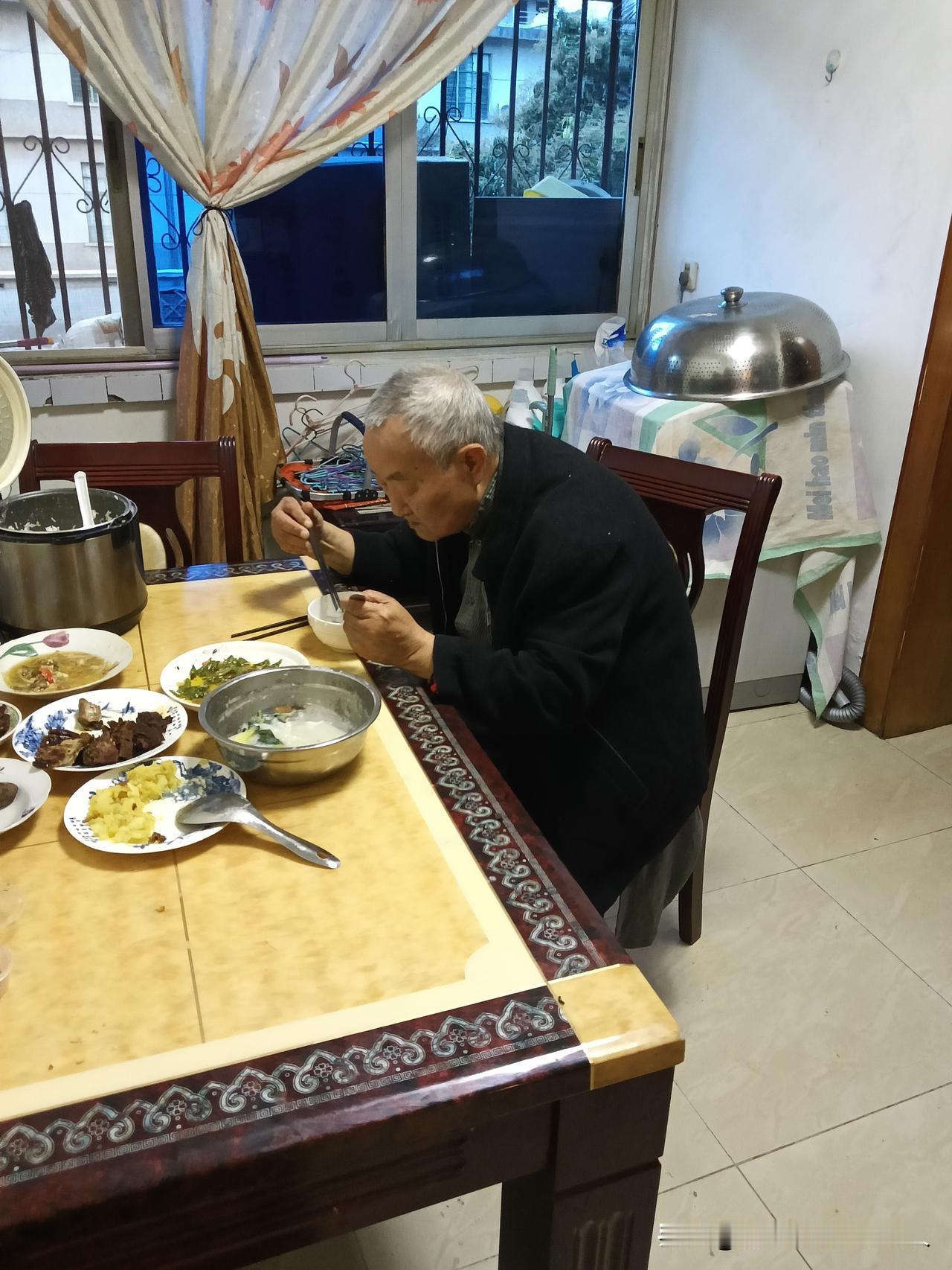 我真的佩服老爹老妈

80多岁的人了，生活极度的自律。

不管严冬酷暑
两个人9