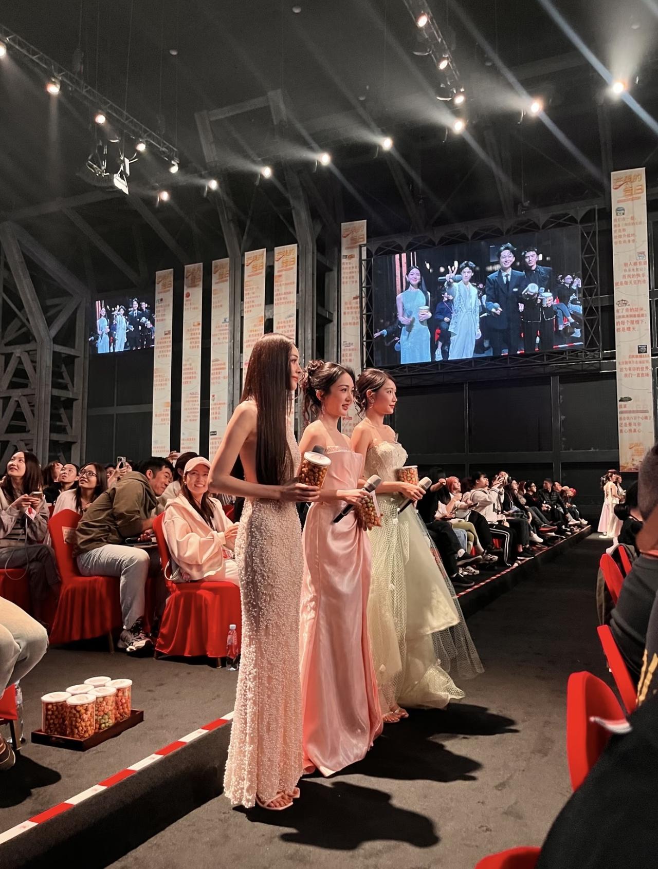 娜扎近照，她参加活动时的画面，这个角度拍的好好看，被长直发微遮的侧脸，真的好美啊