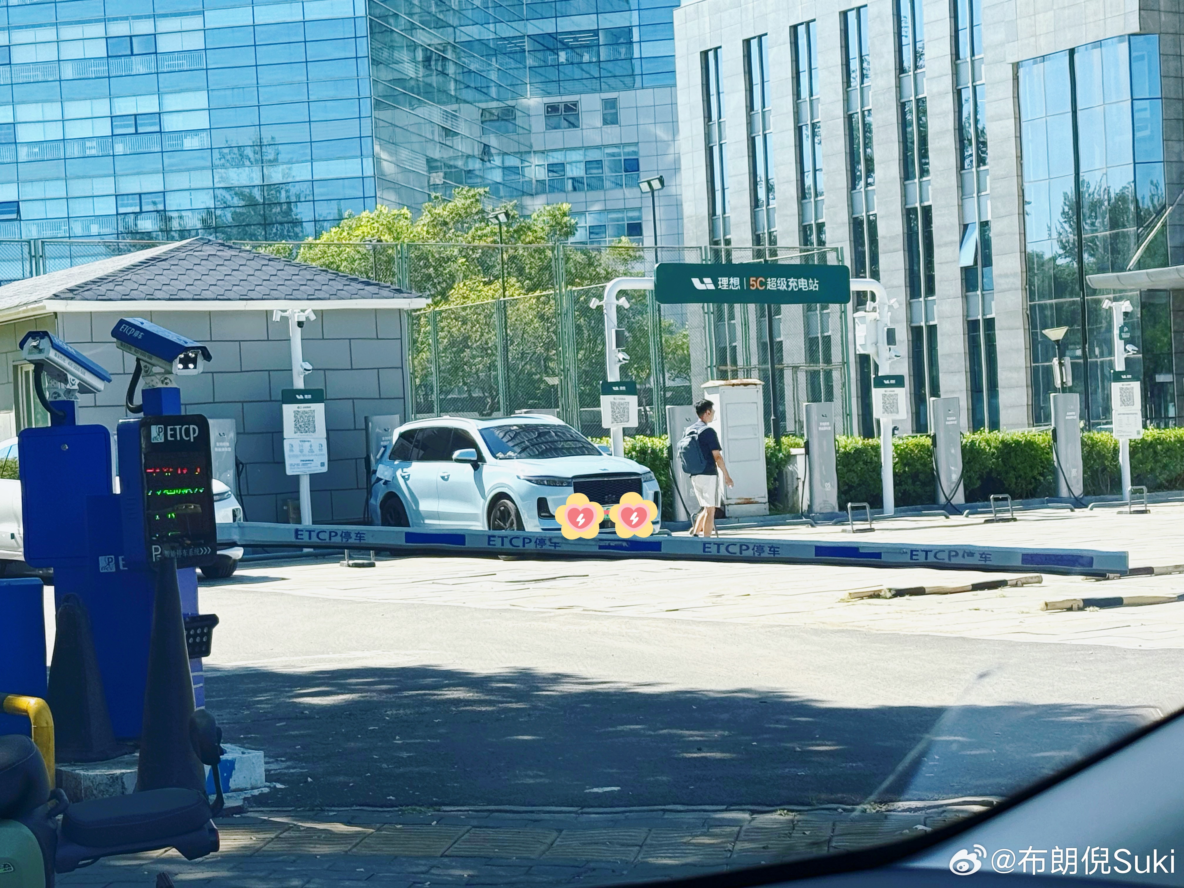 i8买回来第一次充电遇到了bug，连着去了两个超充都因为是临牌进不去[笑cry]