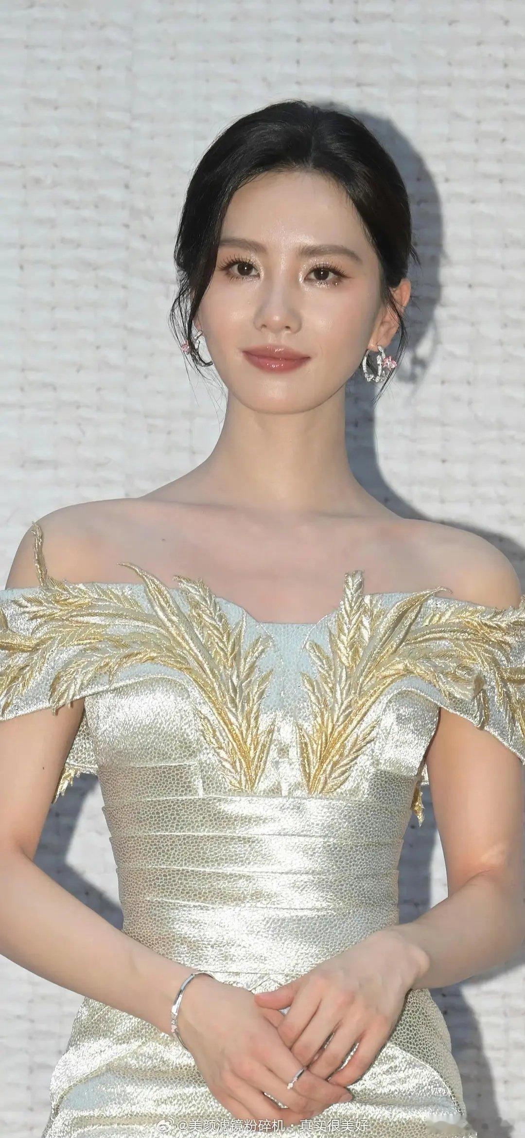 感觉刘诗诗每次都笑得挺奇怪的，不自然 ​​​