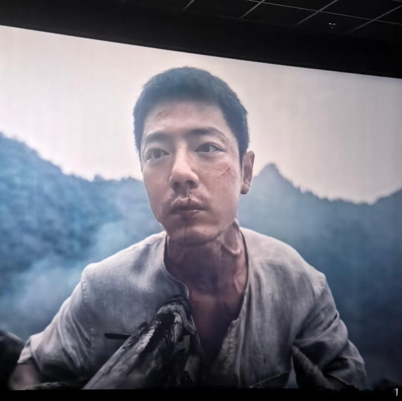 三个鬼子进村之后，莫得闲呼吁号召众人“胆小的掉头跑，胆大的上去拼”，自己抱着必死