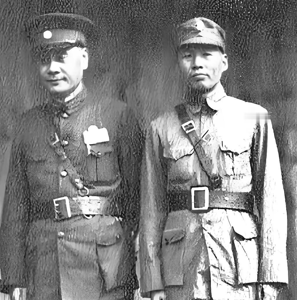 1935年，刘湘拜见蒋介石，刚进门就撞见贺国光二郎腿翘沙发，那叫一个悠闲。

刘