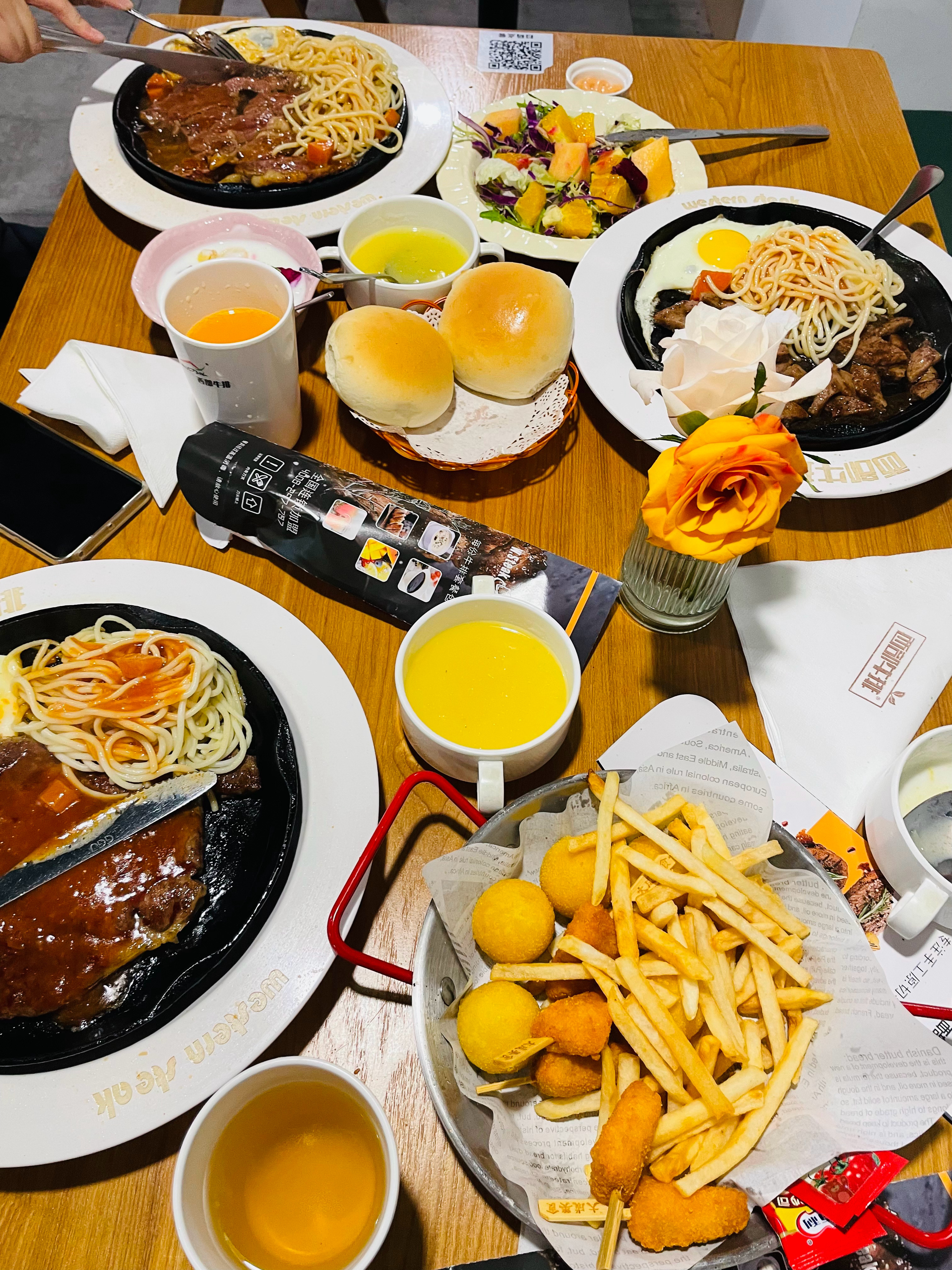 中午带女儿来吃个牛排，好久没吃了。 