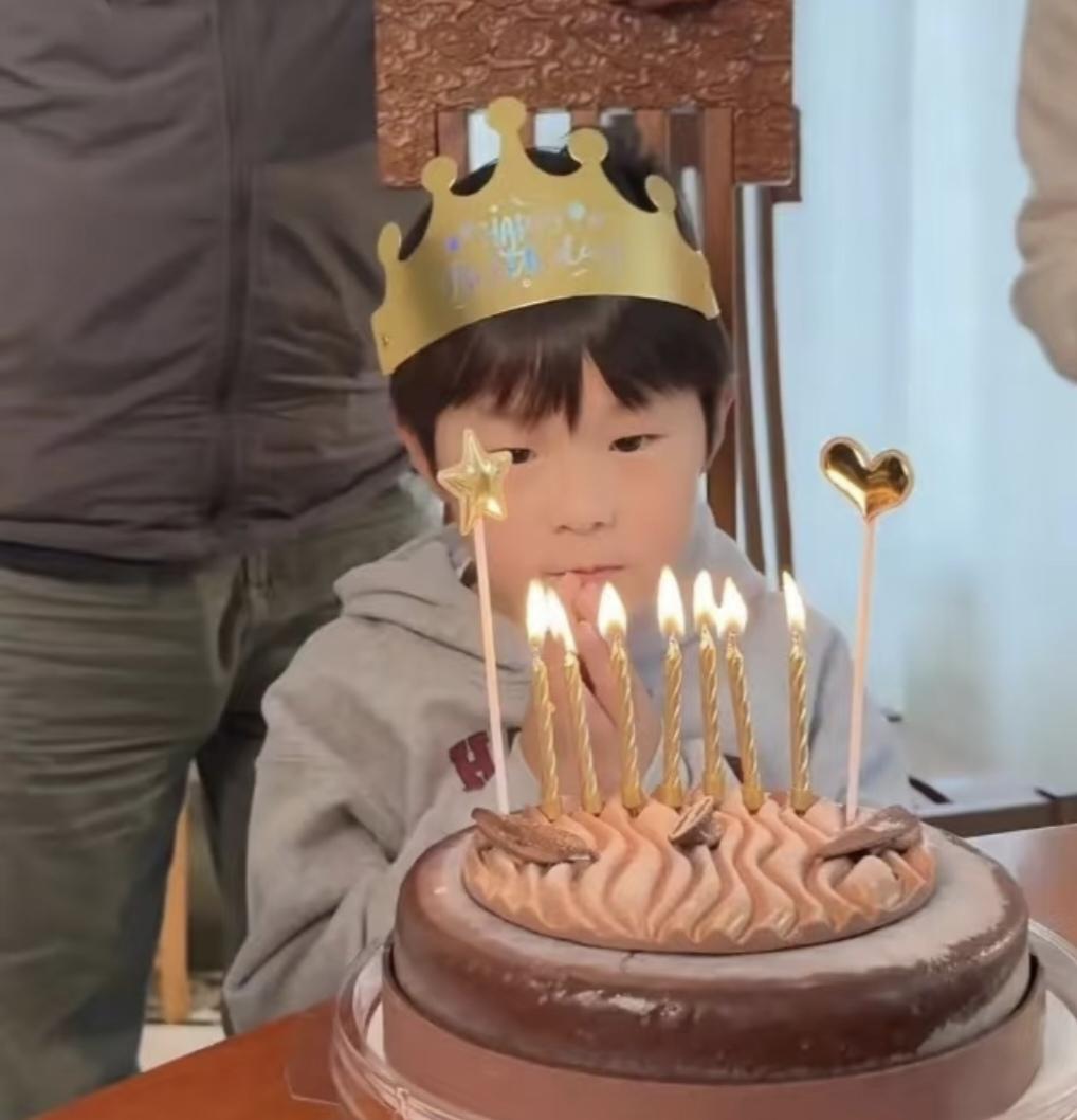 张纪中导演一家人好温馨啊！3月6日，二儿子嘟嘟七岁生日，张纪中夫妇给儿子过了一个