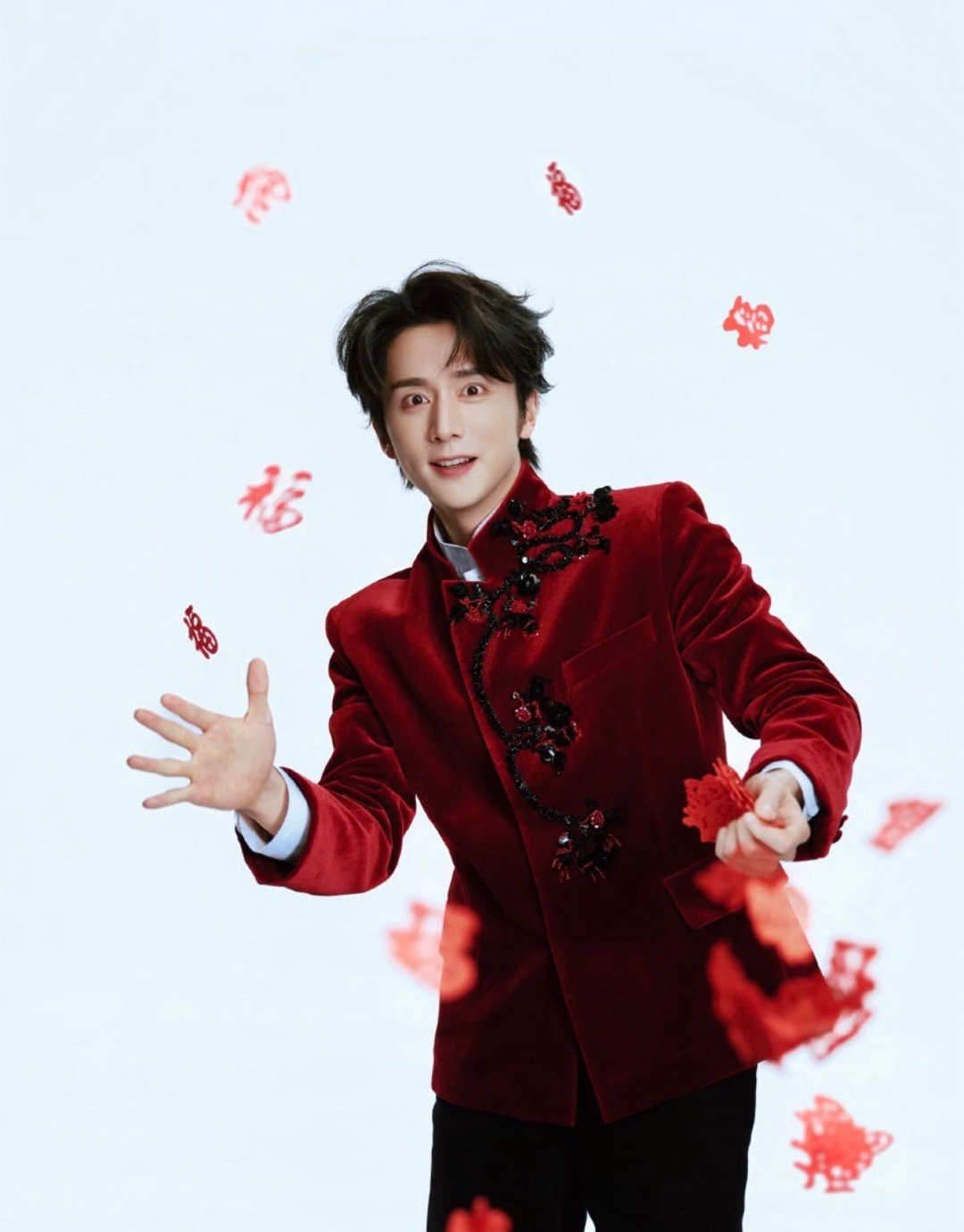 张新成和邓超的节目是不是上反了 看到张新成挥手那一刻，满脑子都是邓超的表情包！这