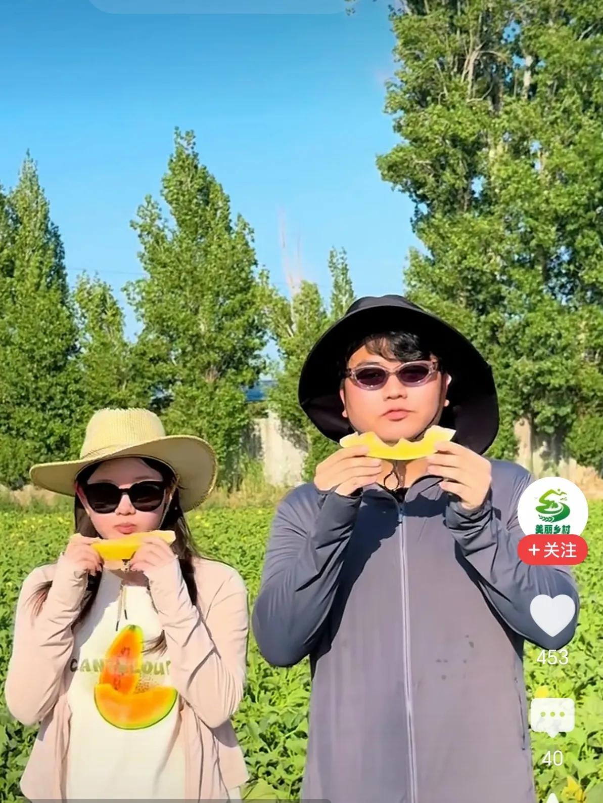 说起小金豆这次跑新疆，跟全进华一起摆摊卖哈密瓜，还真挺接地气的。直播间里气氛轻松