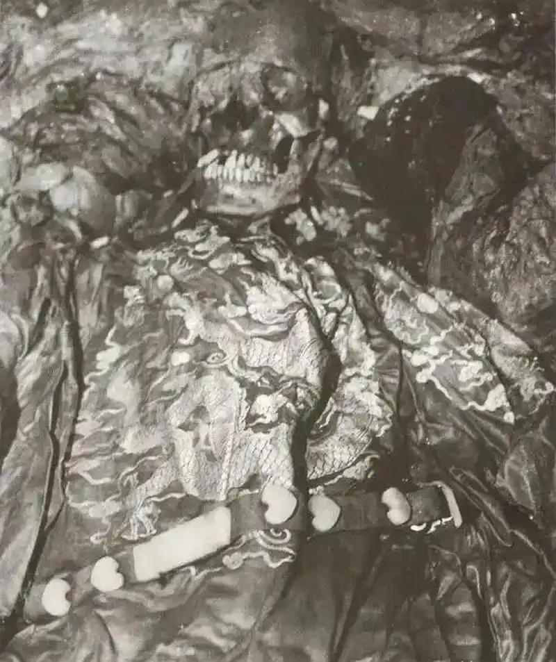 1971年，朱元璋的儿子“鲁荒王”朱檀的棺椁被开启后，考古队员第一时间记录这一情