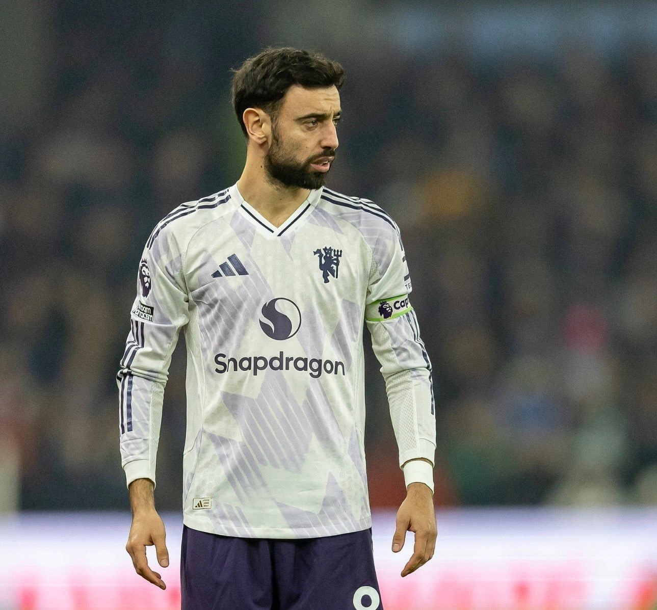 《太阳报》消息，英超联赛第17轮，曼联客场1-2饮恨维拉公园球场，赛后曼联队长B