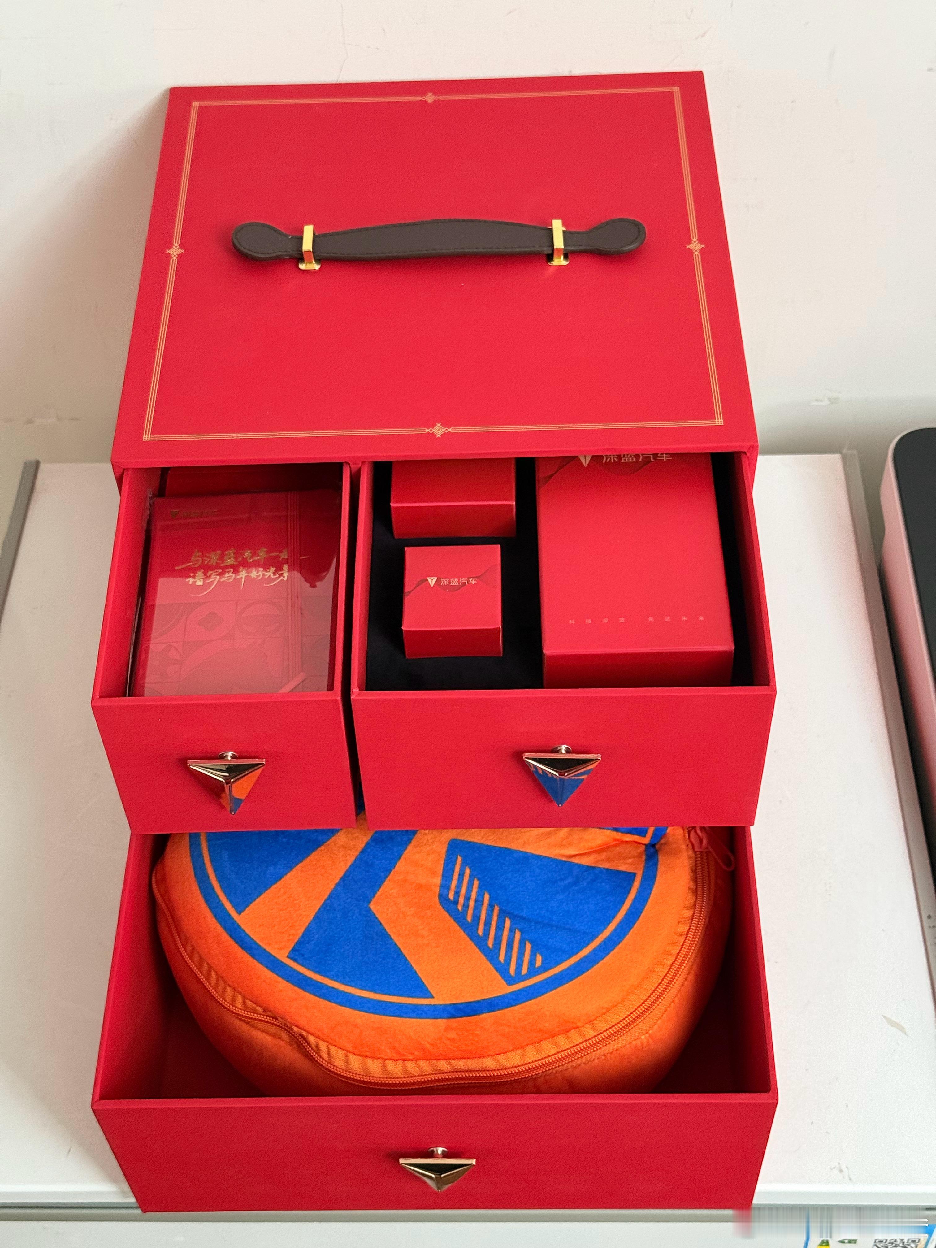 抽深蓝汽车新年礼物（毯子+车载香薰+鼠标垫），喜欢的朋友点赞 mj宠粉计划  抽