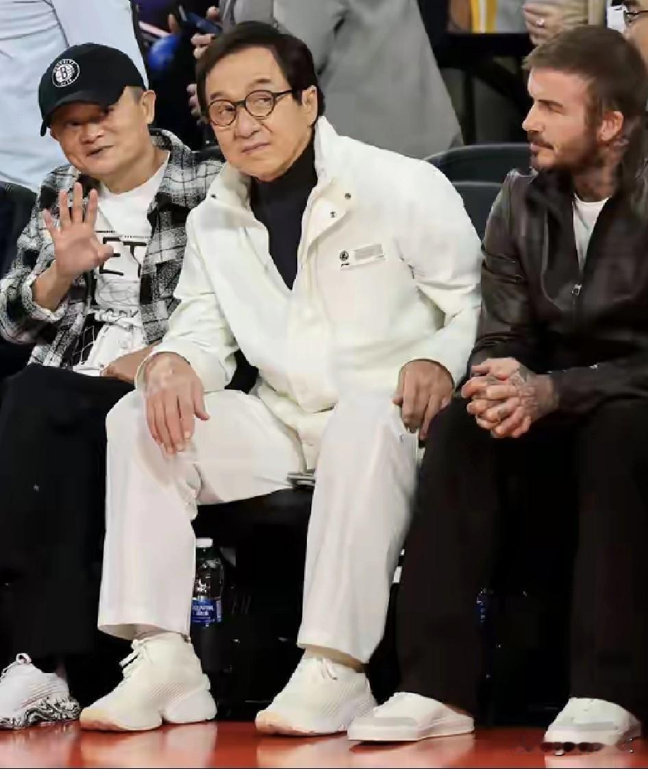 看到这张照片，三个中国人很熟悉的名人同框，而且跨界的可大了，在经济界知名度很高的