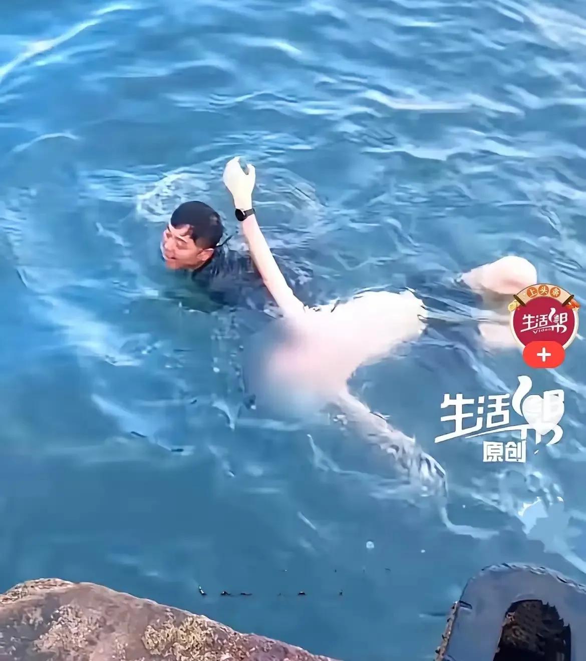 近日，山东青岛清晨五点多的栈桥，一位来自陕西西安的18岁少年，在海边石阶自拍时，