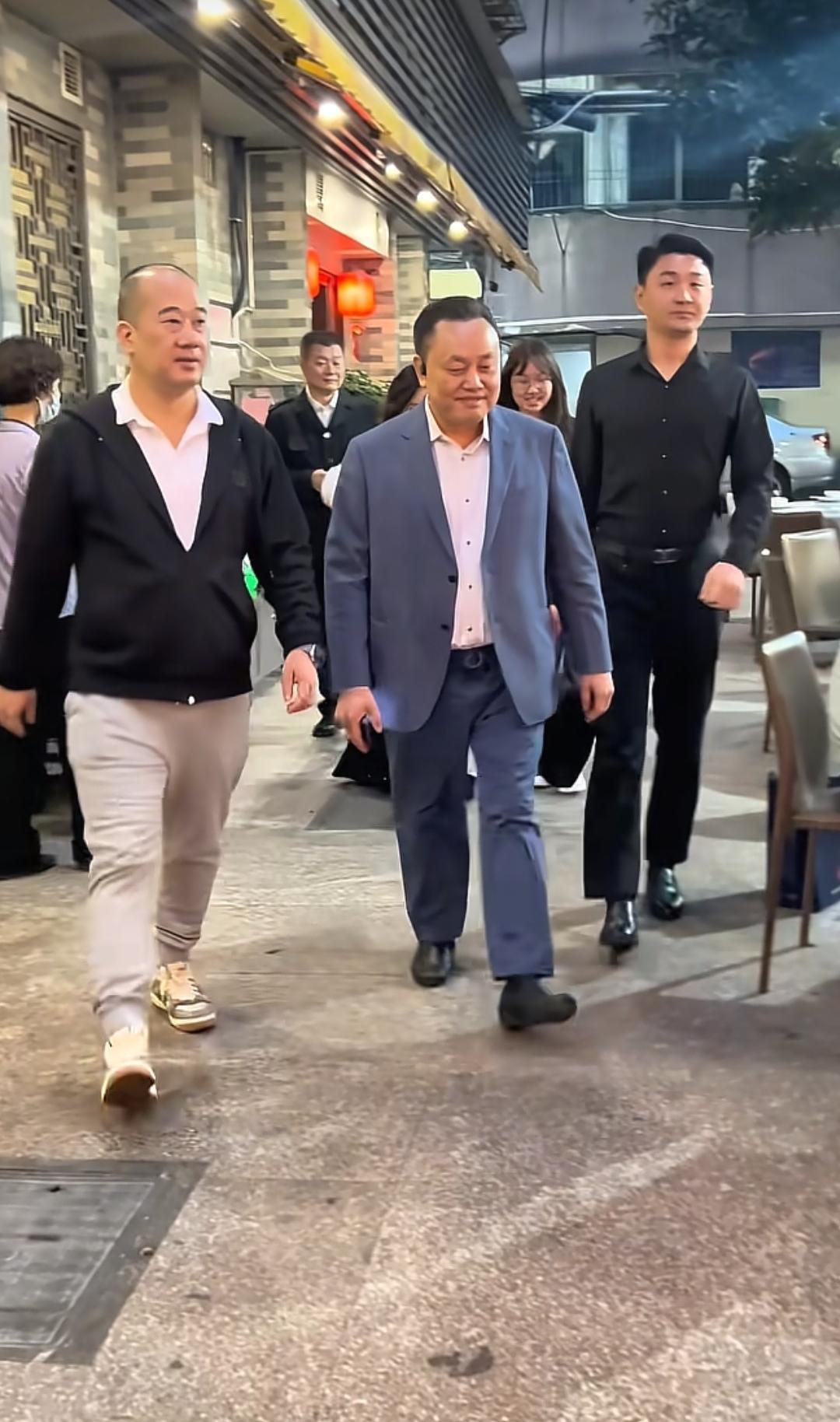 黄光裕低调返乡现身汕头，气场全开引热议

夜色下的汕头海鲜粥馆里，黄光裕的出现让