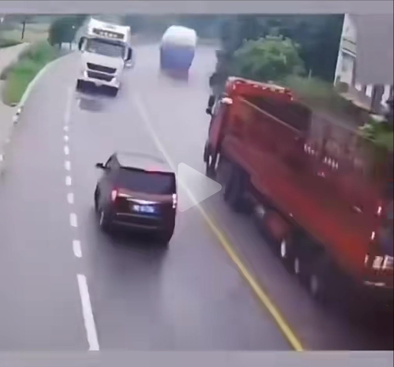 这个司机胆小不小，
可惜他用错了方向！
安全警示告示:
 
道路千万条，安全第一