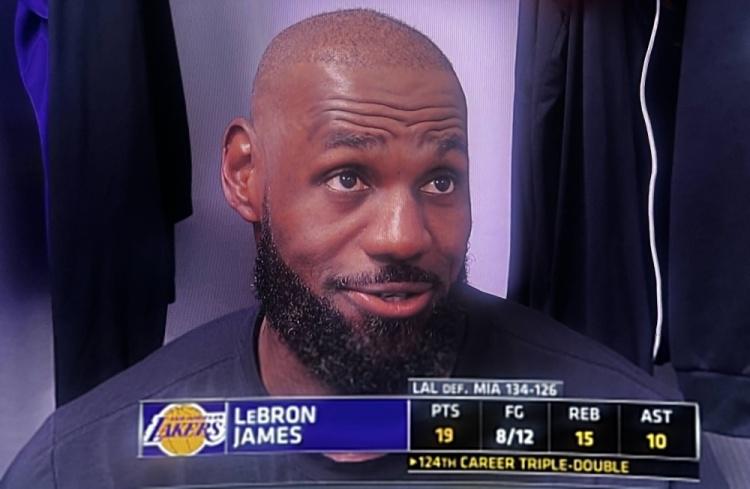 詹姆斯谈东契奇60分：

“一切都是顺其自然，他完全没有刻意争取。”

“最后罚