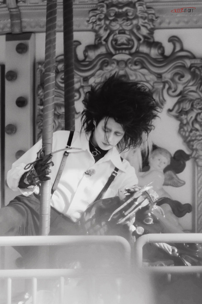 魏大勋 cos 了剪刀手爱德华，还原经典角色的标志性造型，魏大勋剪刀手爱德华妆造