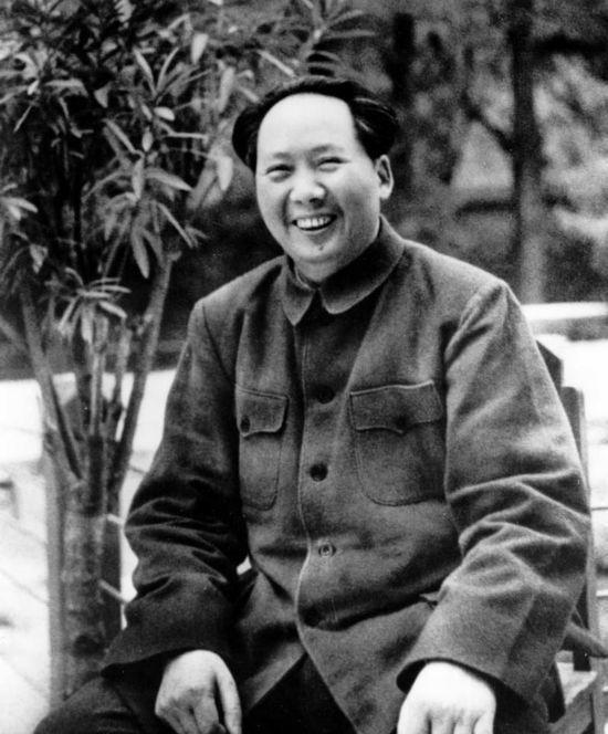 1957年仲夏，青岛海滨的一池碧水，不经意间成了一场严峻考验的序幕。会议休憩时，