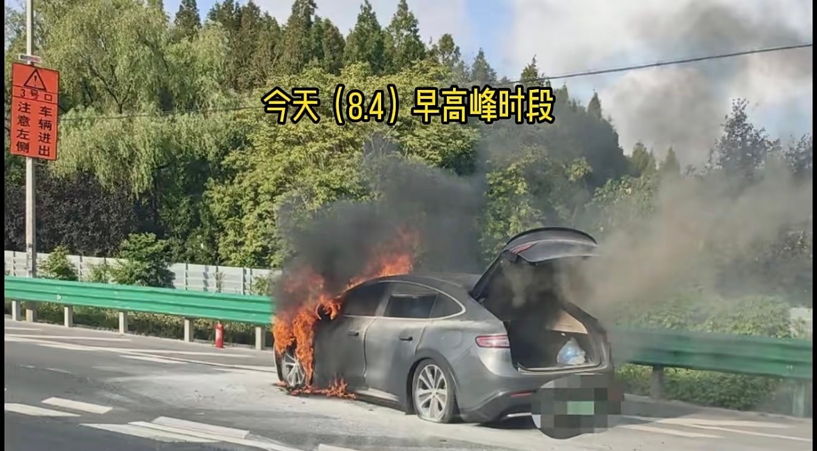 8月4日上海外环的电动车事故 