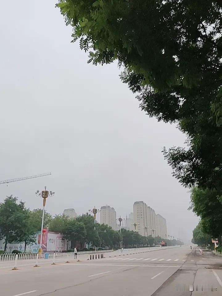 在屋里憋了两三天了，
天天下雨，
今天早上没下，
还是阴沉沉的天，
又来到了思念
