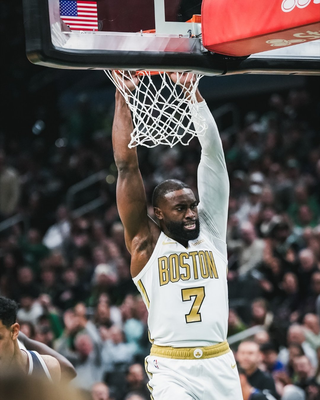 杰伦：“因为我们的场上阵容比较矮小，所以我们必须在扑防外线时做得更好。但有时一些