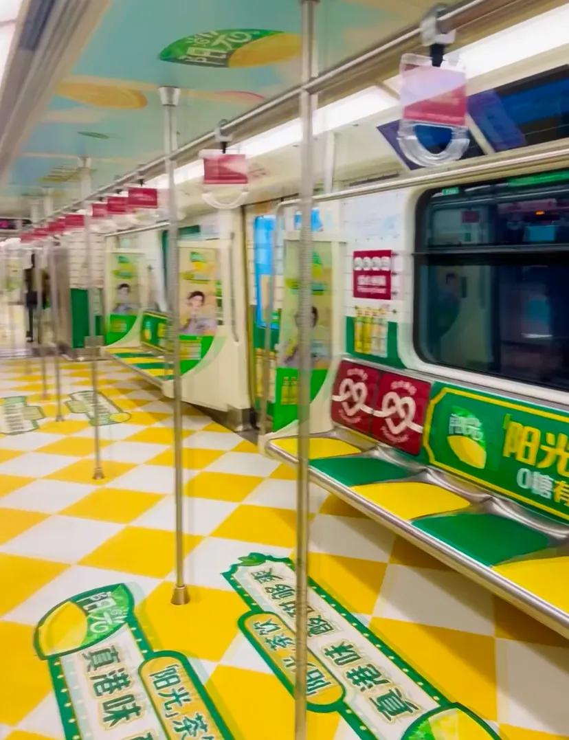 深圳四号线
上车后感觉整个人都很清爽了(心理作用+
空调)深圳地铁4号线