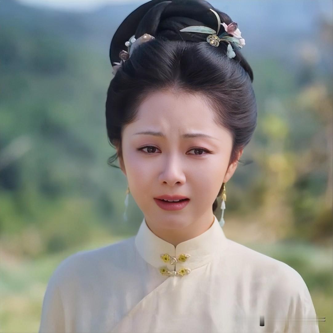 她站在家人坟前哭
我反反复复看了好几遍
可怎么看都觉得哪里不对头

许兰香，哦不