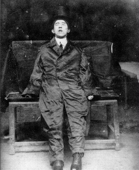 这是一张看哭国人的遗照，男人名叫杨闇公，年仅29岁，当时被割了舌头、挖去眼睛，手