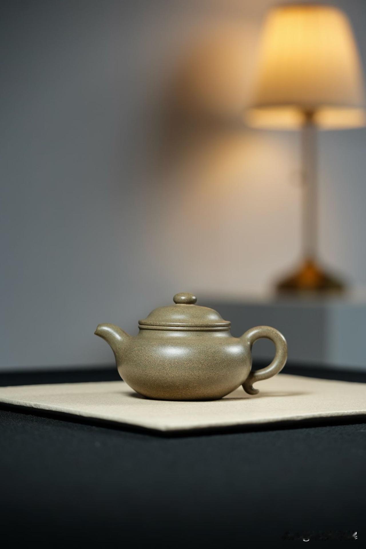 喜欢紫砂的人，总是会买壶回家的。买第一把壶需要做好下面准备：
必须明白你买壶为的