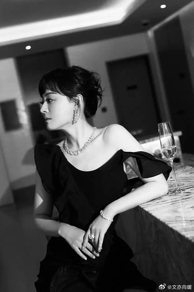 孙俪身穿黑色裁剪风礼服，简约大方。 ​​​