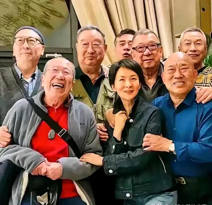 这是一群老戏骨老艺术家的一张合影，他们一个个都是我们的经典，这应该是《大宅门》剧