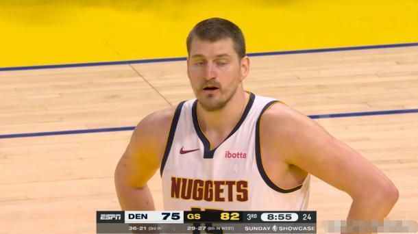 掘金当家球星约基奇真是欲哭无泪！在今天掘金客场以117：128爆冷输给勇士的比赛