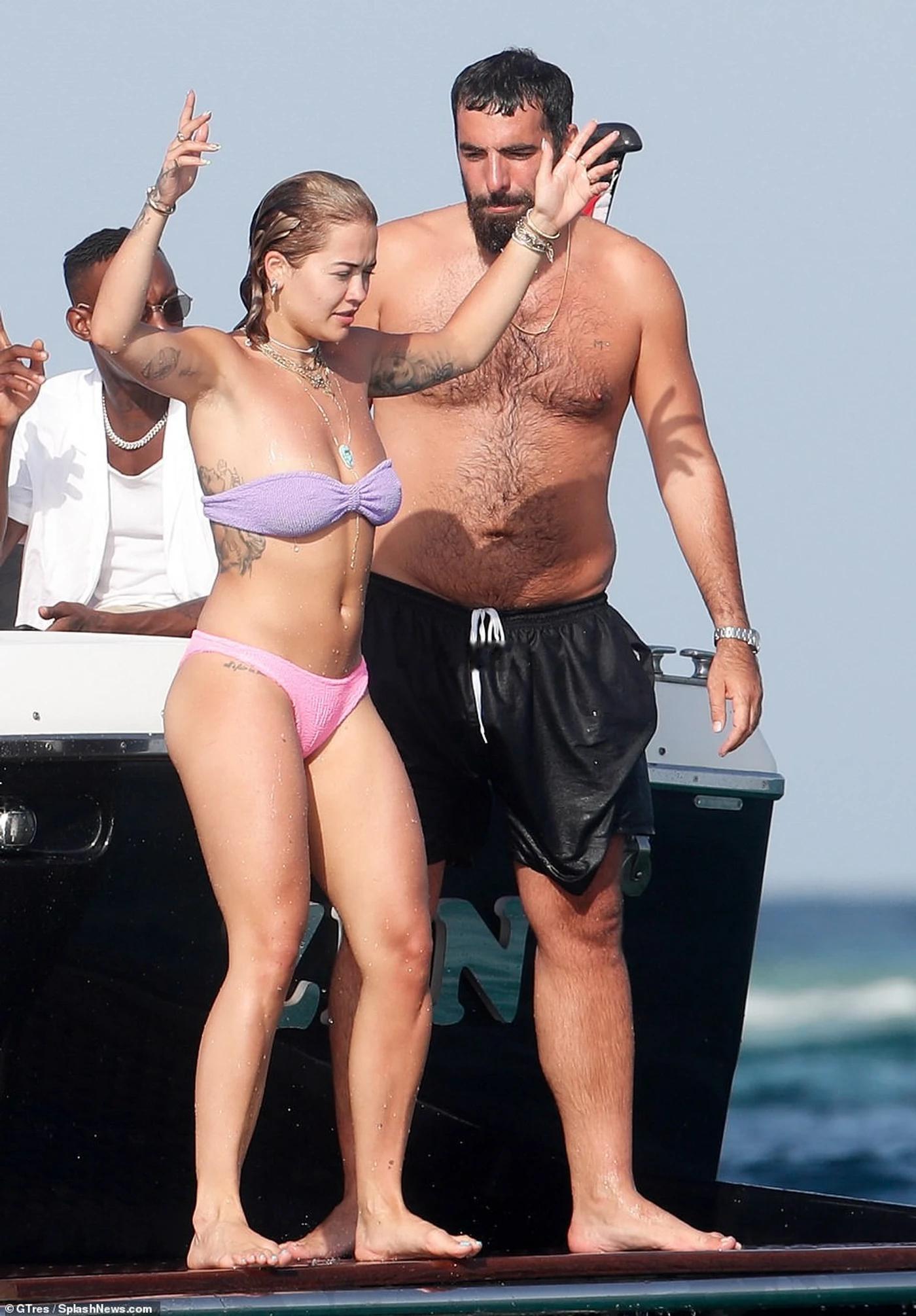 模特Emily Ratajkowski在ins官宣了她跟法国导演Romain G