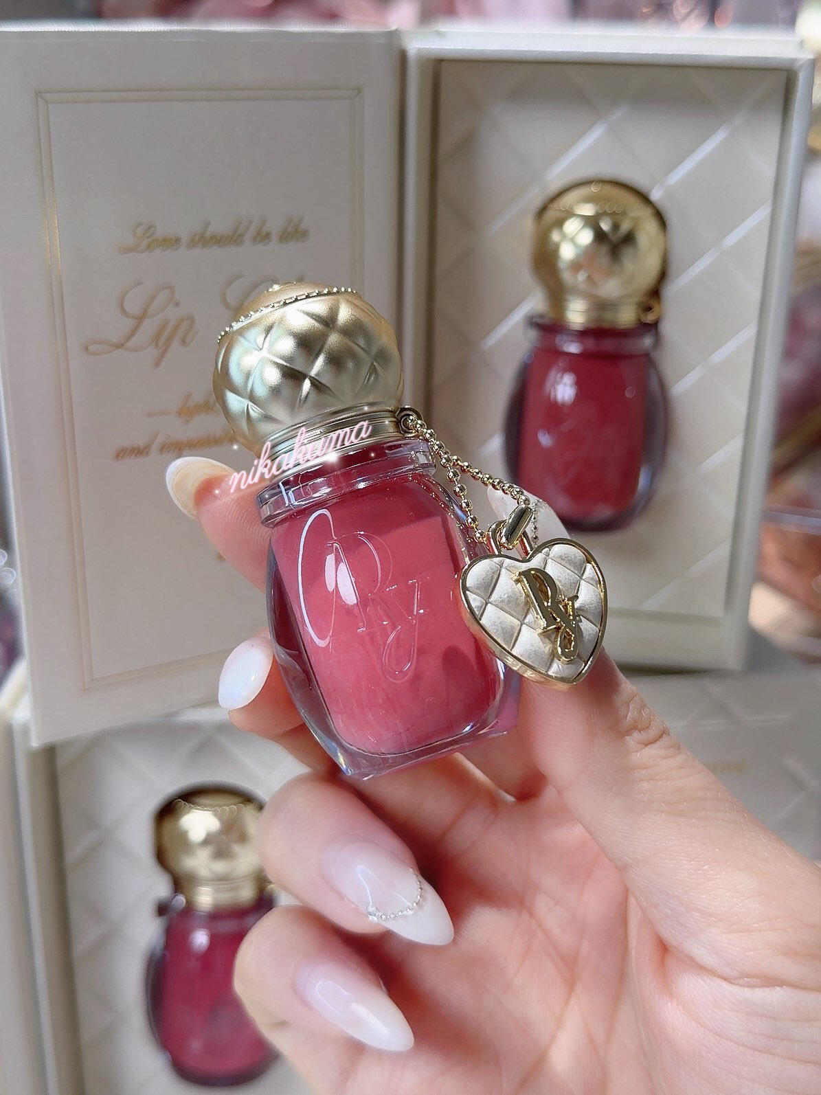 长得好嫩嘟嘟的唇釉 这可能是唯一一个因为颜值无脑购入的💄🍠：nikakuma