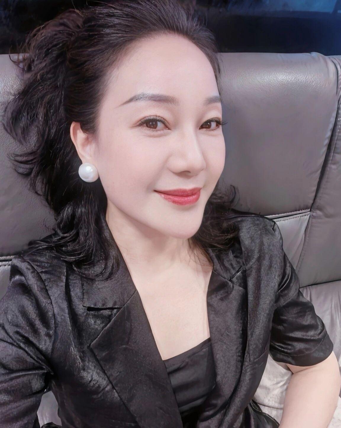 越看越有魅力的女人，往往有很多共性。独立的女人魅力十足，经济自给自足、思想人格独
