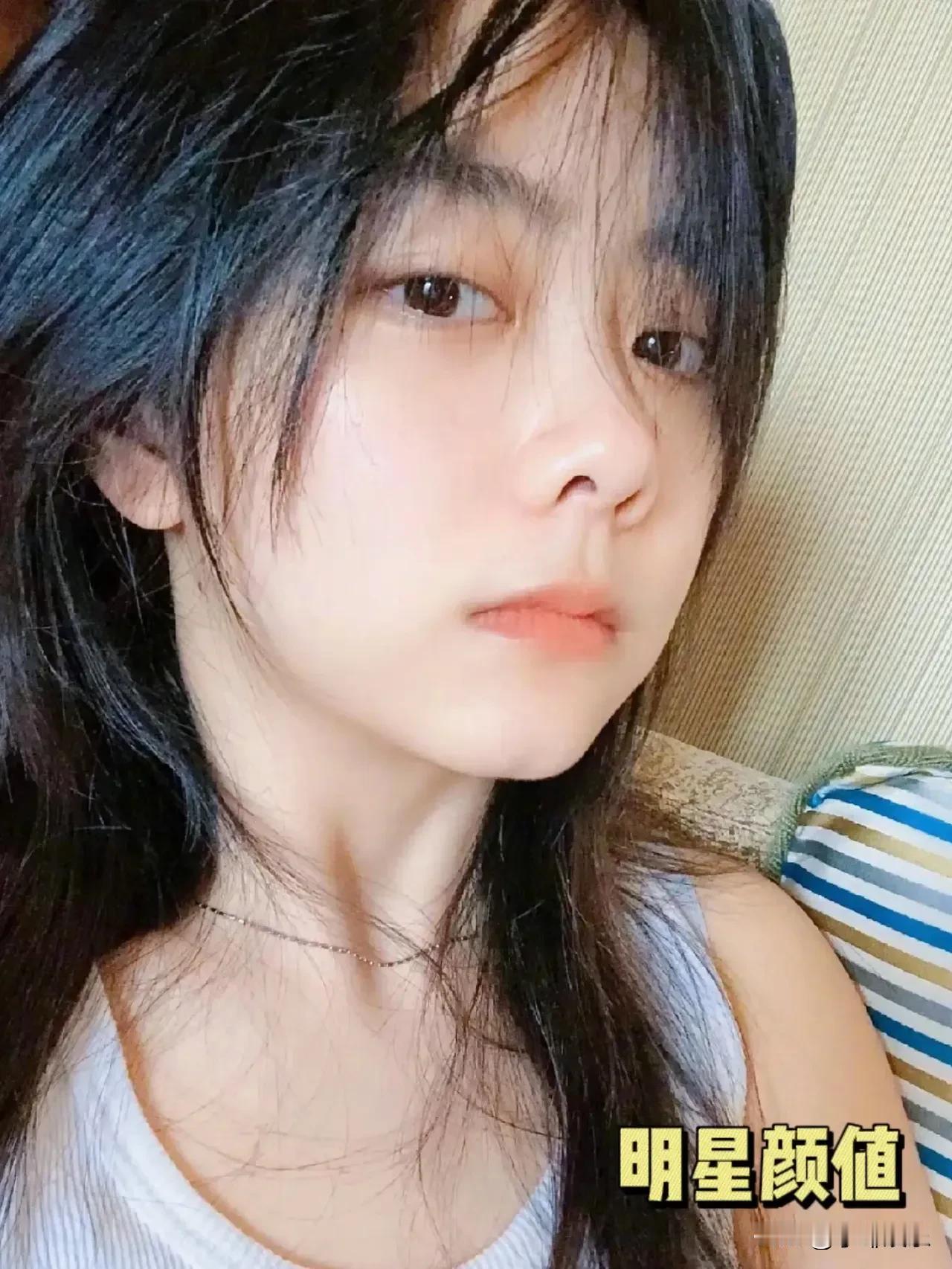 谭松韵虽然个子矮，但小脸长得太好看了！她属于娇小玲珑的女孩，五官精致漂亮，皮肤充