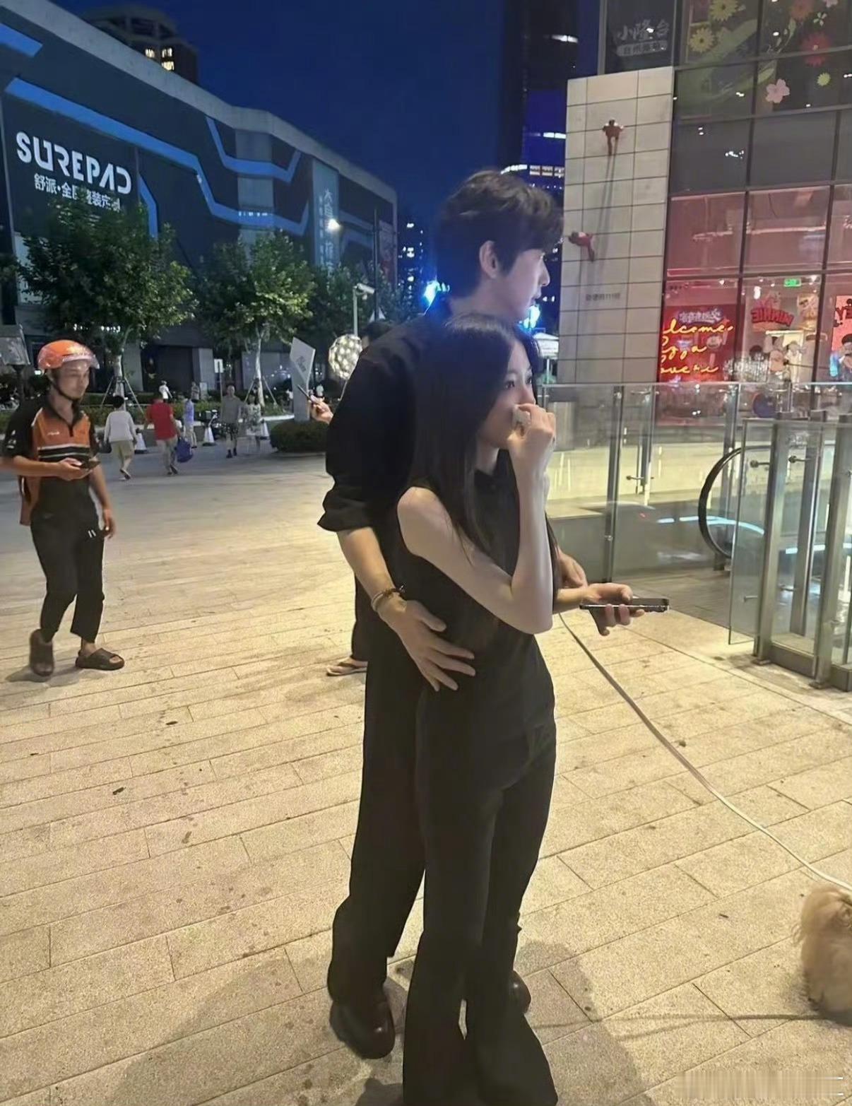 柳夫真的很喜欢搂柳柳的腰周佑凌的手焊在柳柳的腰上周佑凌的手好像长在了柳柳腰上，不
