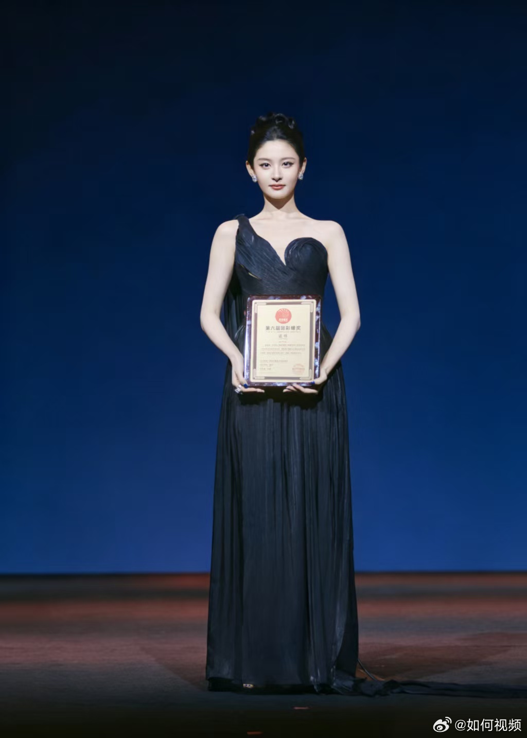 赵晴凭借古装实力拿下斑彩螺奖赵晴又一次被看见了 赵晴凭借古装实力拿下斑彩螺奖，真