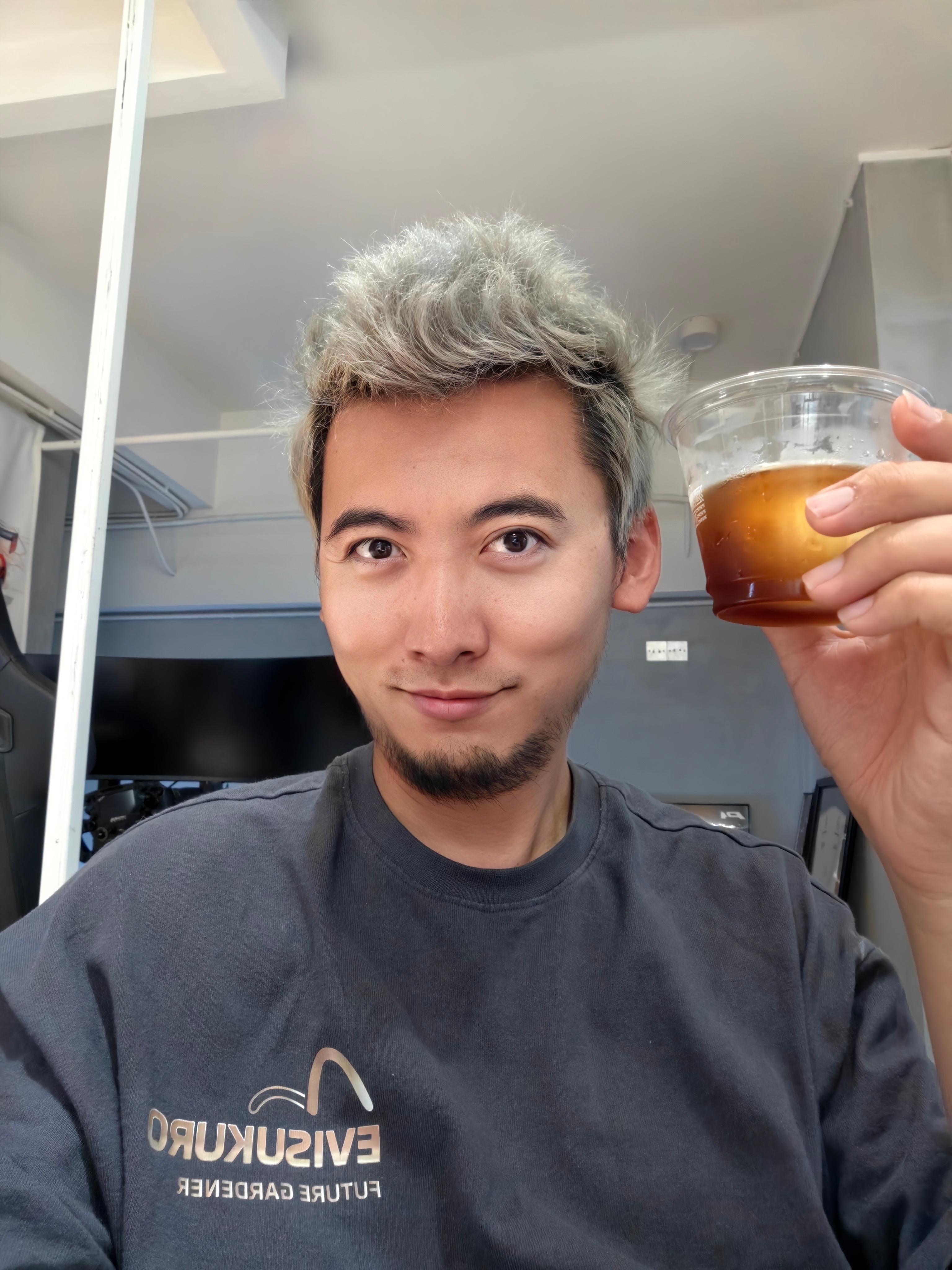 终于有时间能坐在车库里，守着自己爱车，喝着咖啡，剪片子啦！感觉真好！！大v聊车 