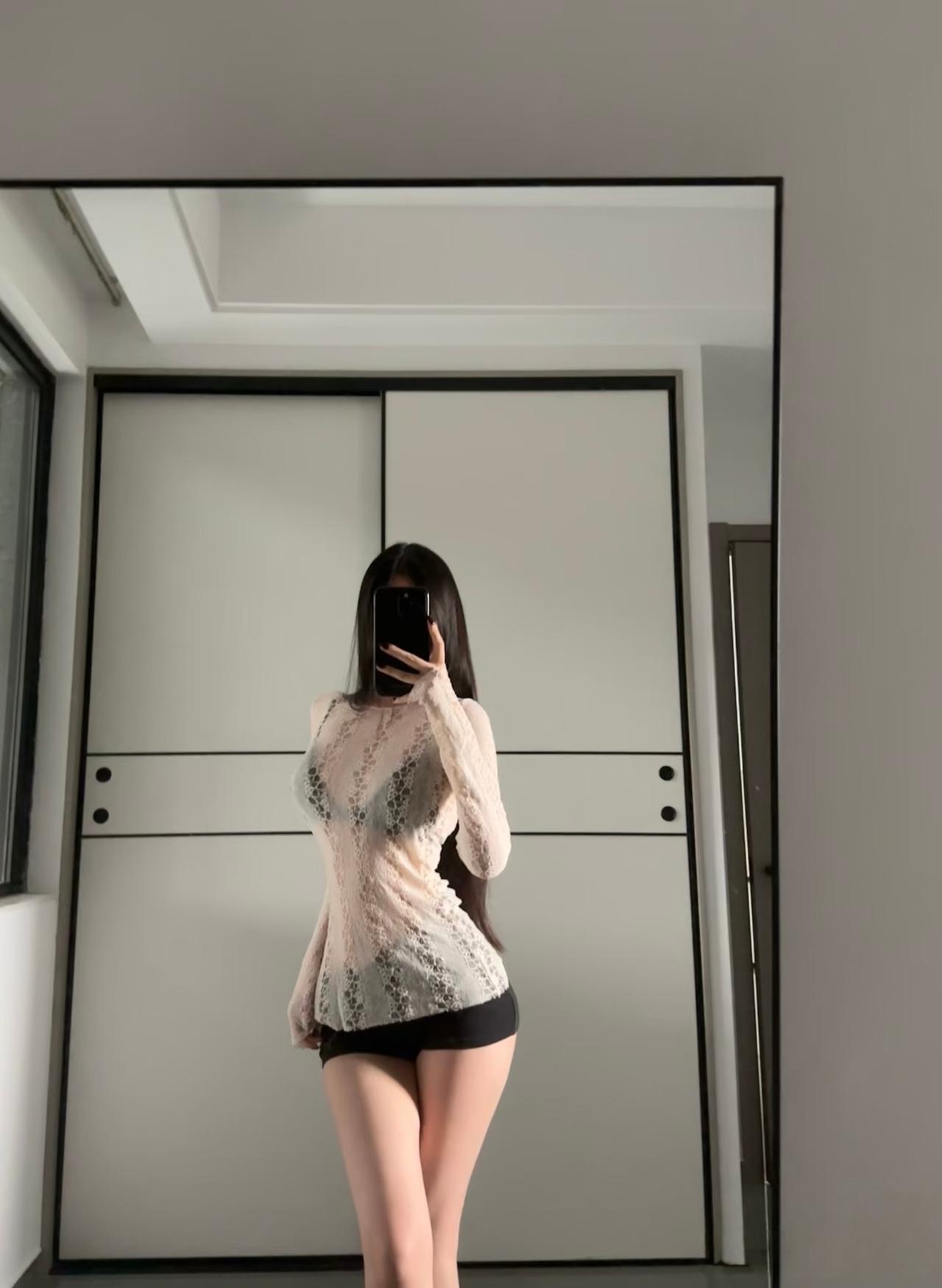 镜中花
镜子前，你宛如从梦幻中走来的精灵。一袭蕾丝上衣轻柔地贴合着身躯，细腻的花