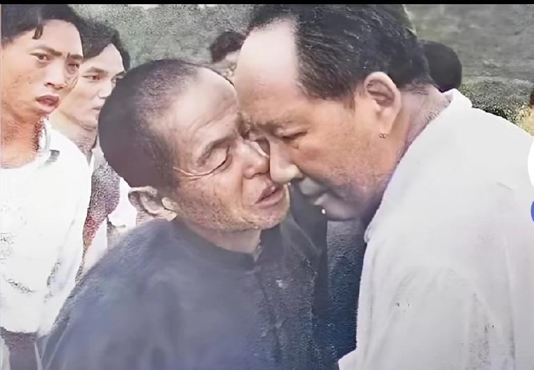 “从群众中来，到群众中去。”毛主席是这样说的，也是这样做的。这是他老人家深入群众