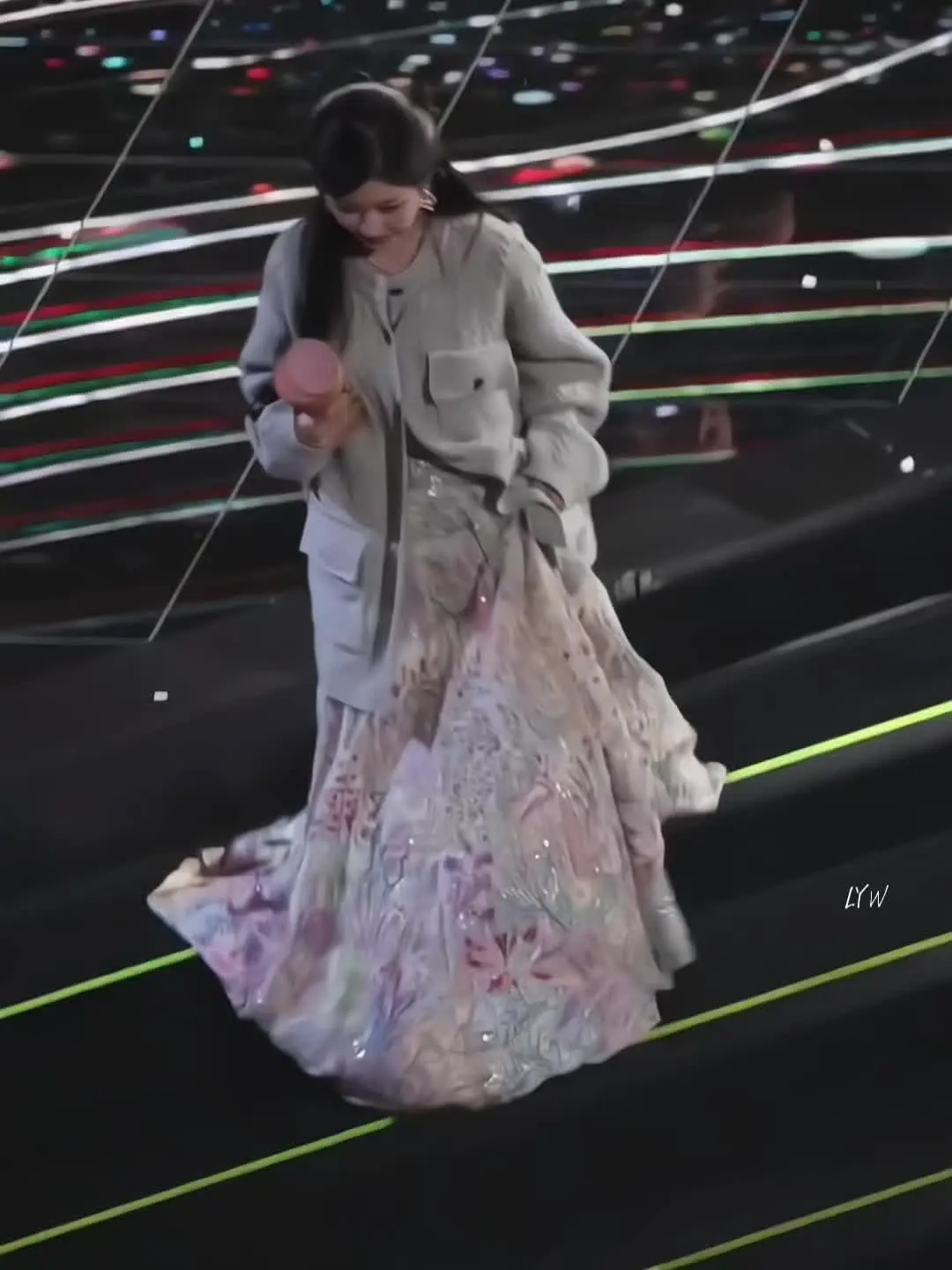 今年露思带着许我耀眼再登台 妈妈可露丽快看 我拿奖杯了星光大赏